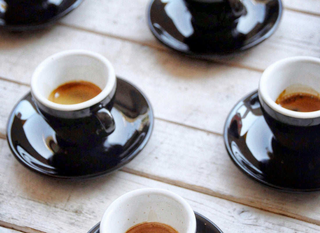 Il caffè non si nega a nessuno: ospitalità, scaramanzia e piccoli riti del quotidiano